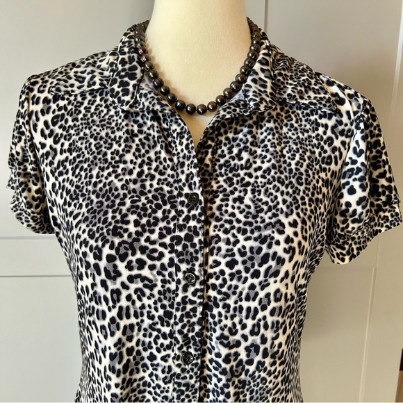 VTG Van Heusen Women’s Med Blouse Short Sleeve Black Cheetah Print Made In USA - Picture 3 of 8